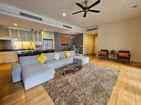 Apartment 3Bed with Twin Tower View!